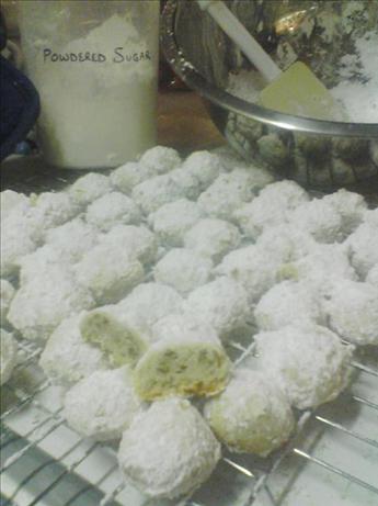 Pecan Puffs (Aka Mexican Wedding Cakes or Russian Tea Cakes). Photo by 2Bleu