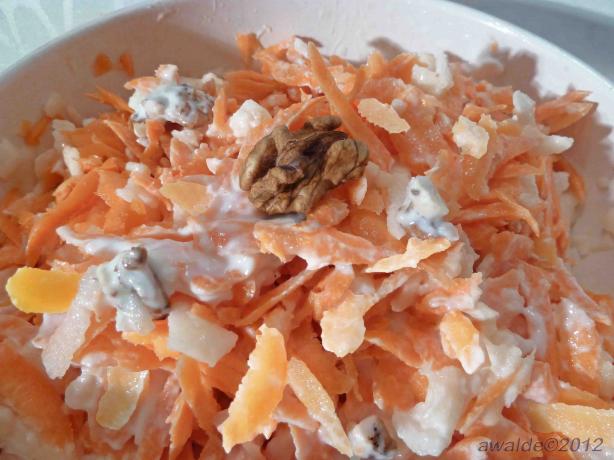Low-Fat Carrot Salad. Photo by awalde