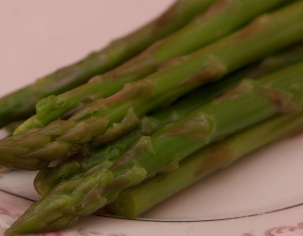 Steamed Asparagus With Lemon. Photo by Peter J