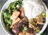 Stir-Fried Chicken, Black Mushrooms, Bamboo Shoots and Spinach. Photo by Skipper/Sy