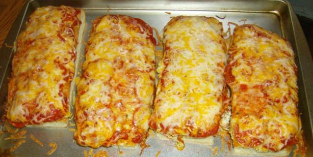 Italian Bread Creamy Pesto Pepperoni Pizza. Photo by Nasseh