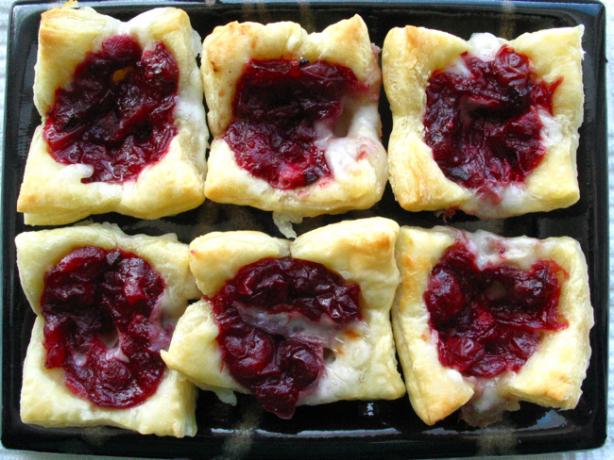 Cranberry Brie Bites. Photo by flower7