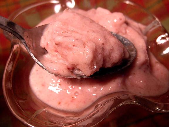 Banana Berry Frozen Yogurt. Photo by justcallmetoni