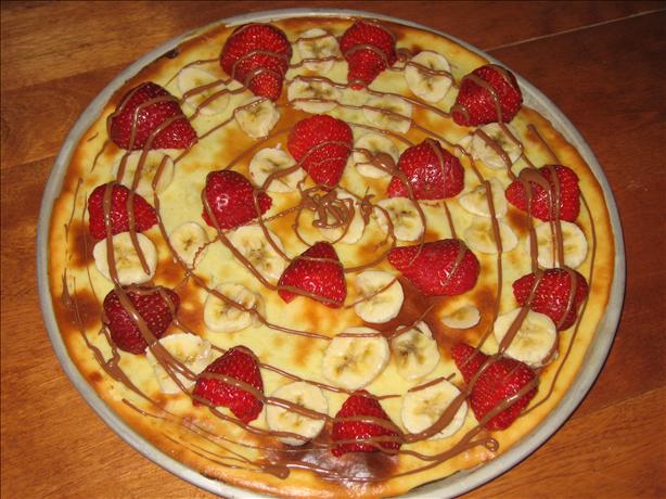 Banana-Berry Brownie Pizza. Photo by Heydarl