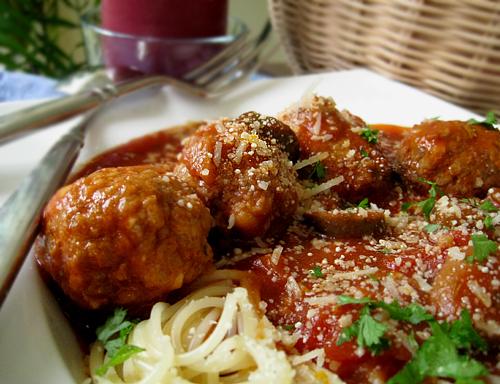 Spaghetti With Olives and Tomato (Spaghetti Alla Puttanesca). Photo by Caroline Cooks