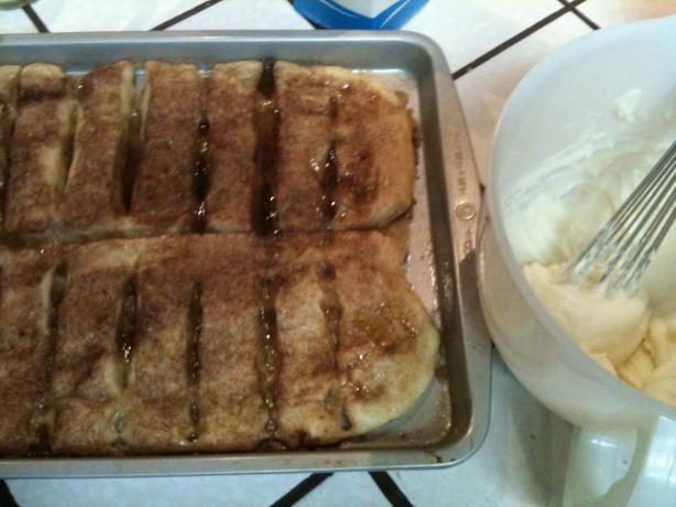 Cinnamon Pizza Sticks With Dipping Glaze. Photo by kenjes97
