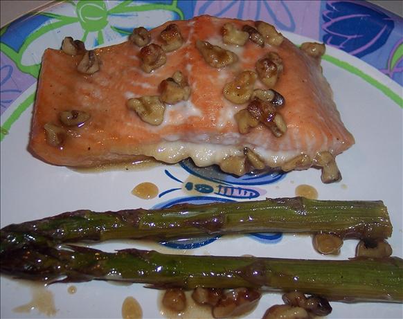 Honey Glazed Salmon With Asparagus. Photo by looneytunesfan