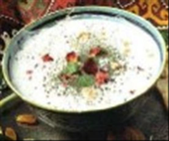 Persian Cucumber Yogurt (Maast-O Khiyaar). Photo by @een