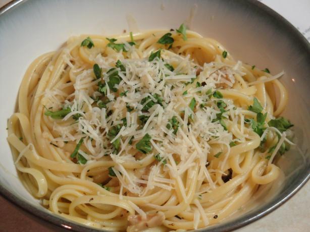 Old-fashioned Linguine with White Clam Sauce. Photo by Pismo