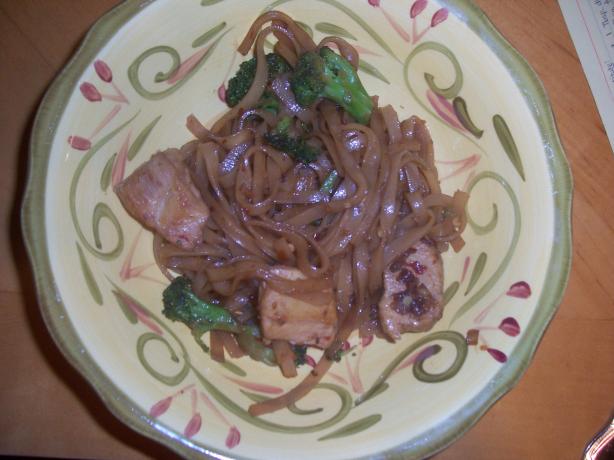 Thai Rice Noodles With Chicken and Asparagus. Photo by Karabea