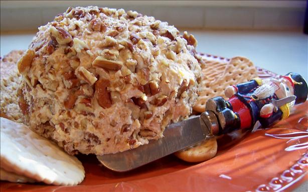 Thanksgiving Cheese Ball. Photo by lazyme