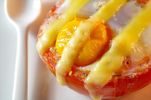 Baked Eggs in Tomato Cups. Photo by Thorsten