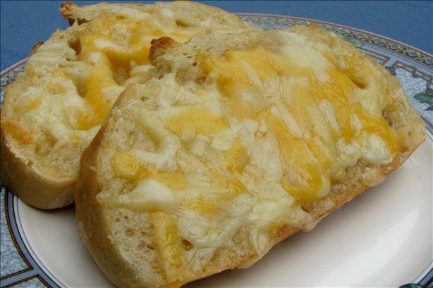Fast and Easy Garlic Cheese Bread. Photo by lazyme