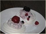 Meringue With Strawberries and Cream