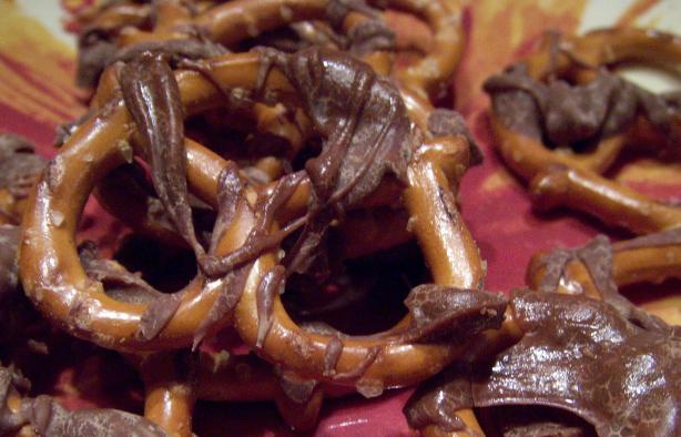 Super Simple Chocolate Covered Pretzels. Photo by Elly in Canada