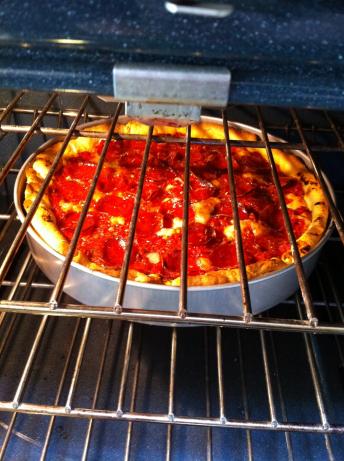 Pizzeria Uno Chicago Deep Dish Pizza. Photo by tibbit4