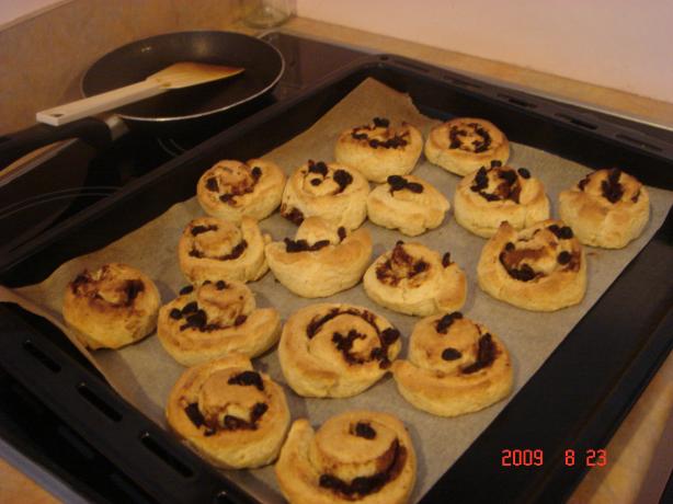 Quick and Easy Cinnamon Rolls (Yeast Free). Photo by LilMasterChef