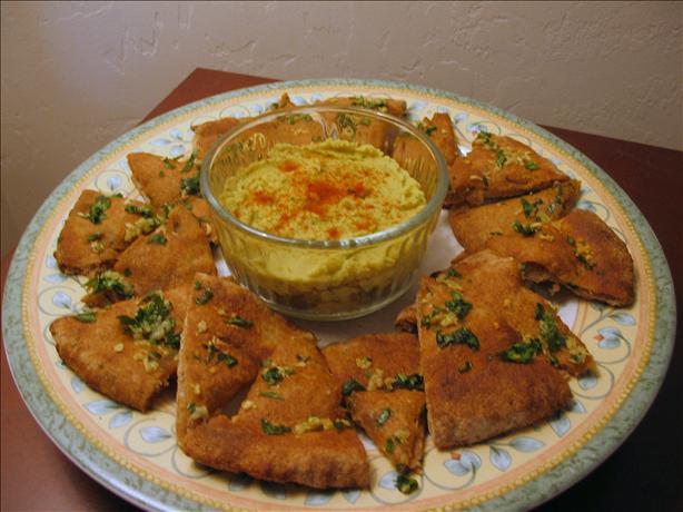 Cilantro Hummus With Crispy Garlic Pita. Photo by Chilicat