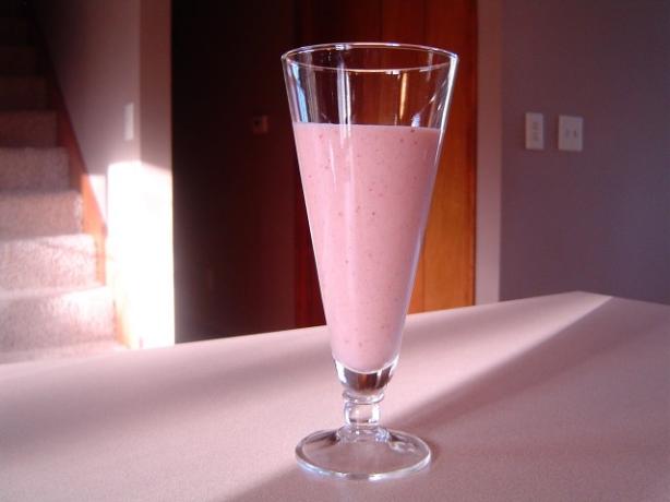 Raw Food: Almond-Based Berry Smoothie. Photo by mliss29