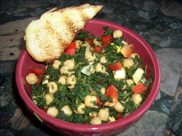 Refreshing Spinach & Chickpea Veggie Salad. Photo by Keeferop