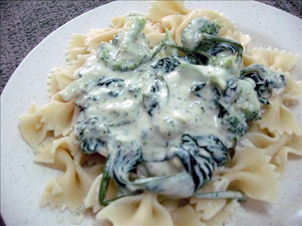Creamy Vegan Pesto Pasta With Broccoli. Photo by Enjolinfam