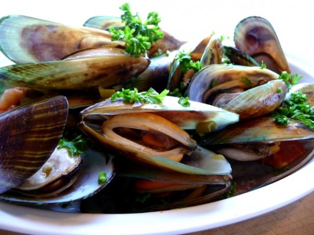 Mussels in White Wine Sauce (Mejillones a La Marinara). Photo by BecR