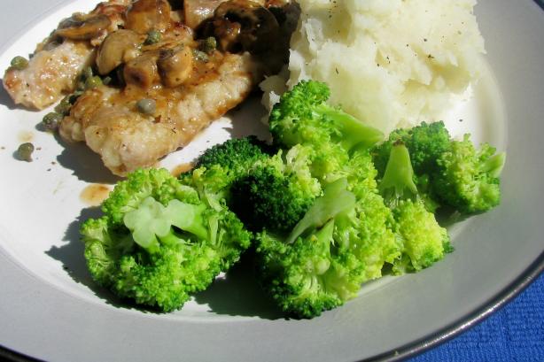 Lemon-Butter Broccoli Spears. Photo by lazyme