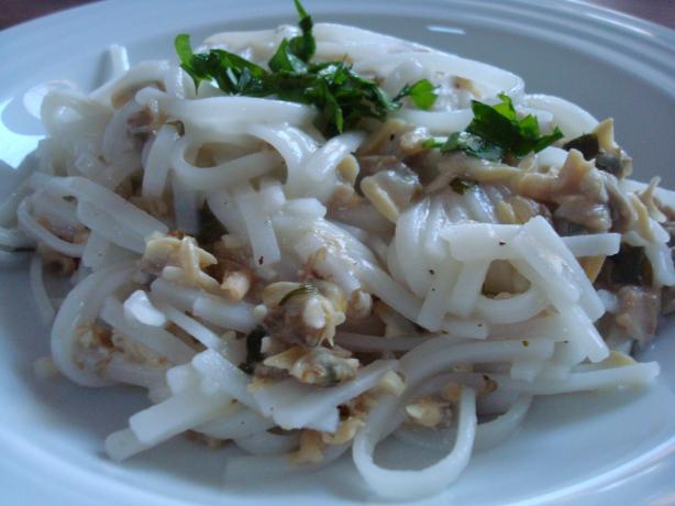 Linguine With White Clam Sauce. Photo by Starrynews