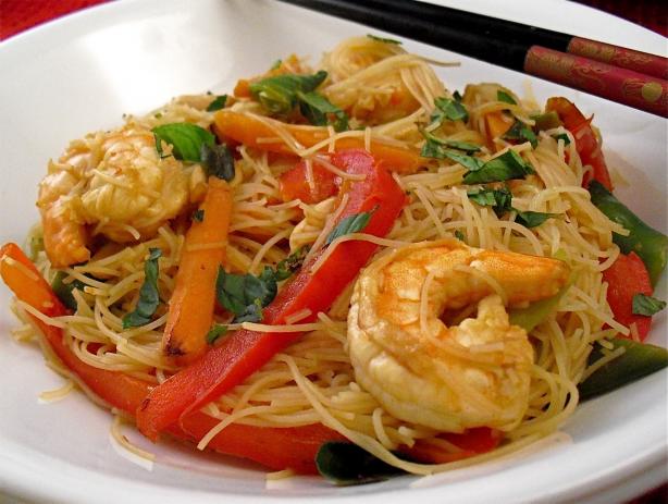 Stir-Fry Prawns / Shrimps With Vegetables and Fresh Thai Noodles. Photo by PaulaG