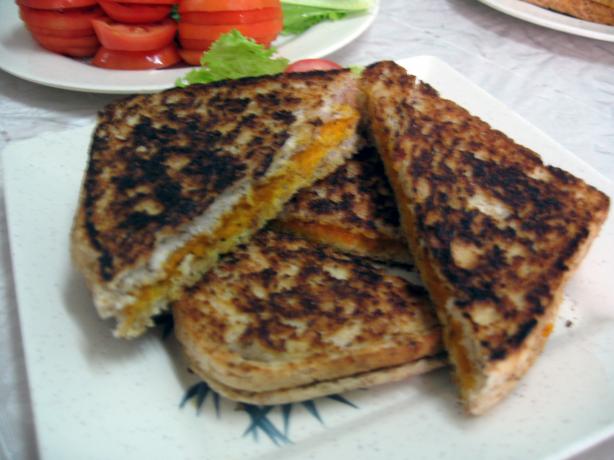 Vegan Grilled "cheeze" Sammiches!. Photo by Enjolinfam
