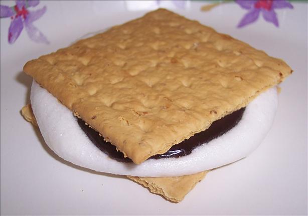 Quick Microwave S'mores. Photo by tweetyfan