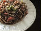 Spaghetti With Sun-Dried Tomatoes and Broccoli. Photo by kelly in TO