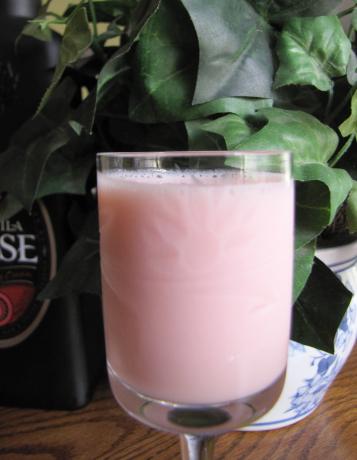 Strawberry Bomb (Cocktail Drink). Photo by loof