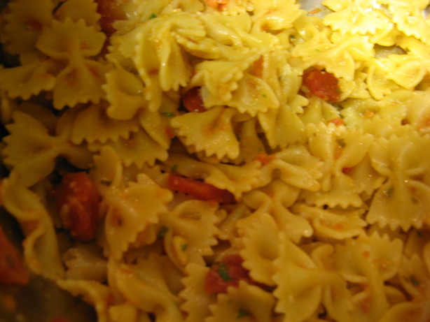 Pesto Bruschetta Pasta. Photo by Hottyweathergirl