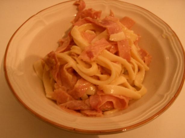 Fettuccine Alla Carbonara. Photo by Sonya01