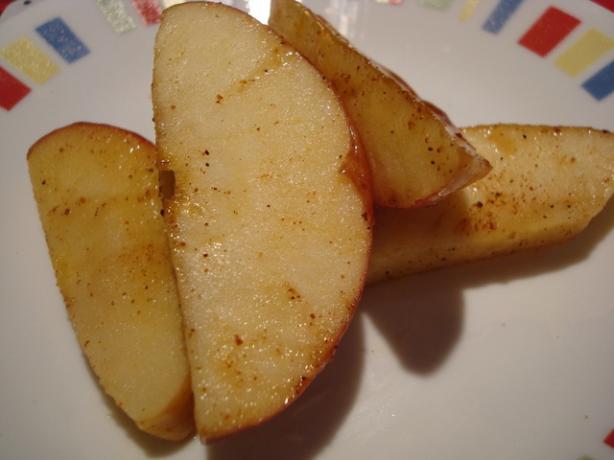 Warm Skillet Cinnamon Apples. Photo by Starrynews