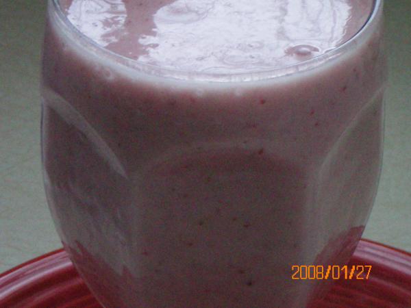 Simple Strawberry Banana Smoothie. Photo by CoffeeB