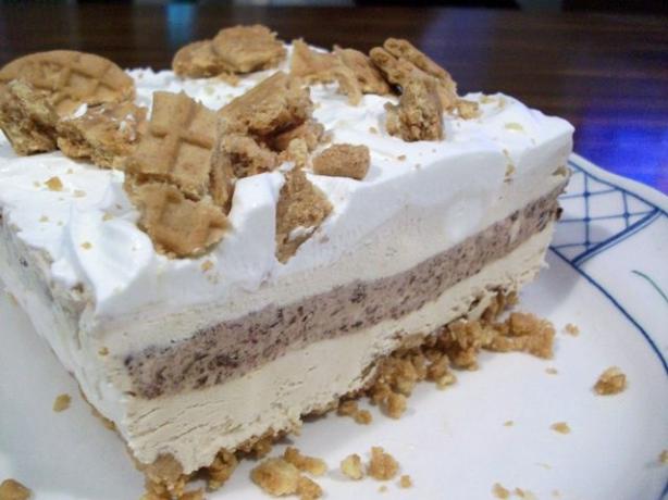 Chocolate and Peanut Butter Ribbon Dessert. Photo by 2Bleu