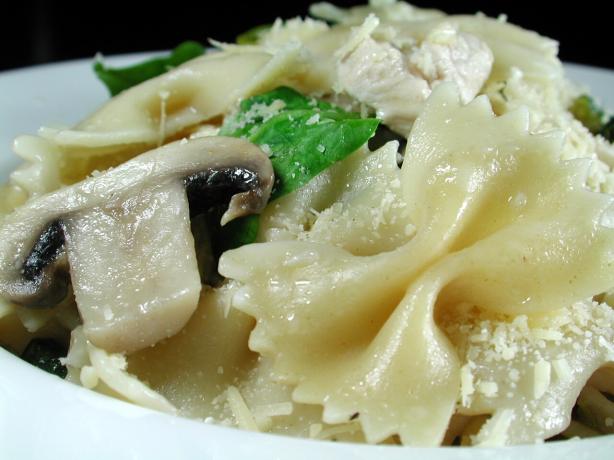 Farfalle Con Pollo E Spinaci. Photo by Chef floWer