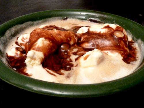 Chocolate Affogato With Vanilla Ice-Cream. Photo by momaphet