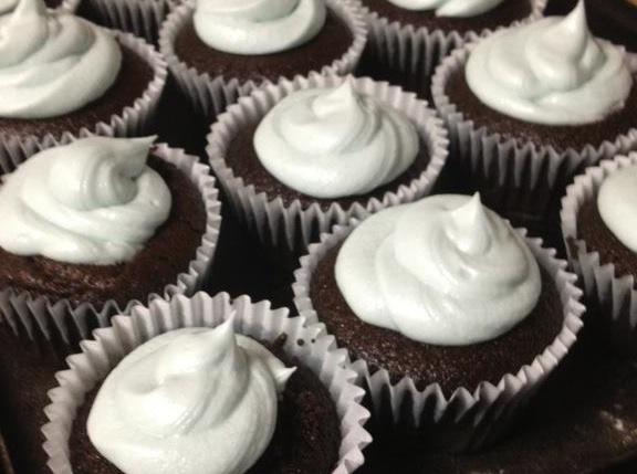 Moist Chocolate Cupcakes- Super Easy- Budget. Photo by corelila