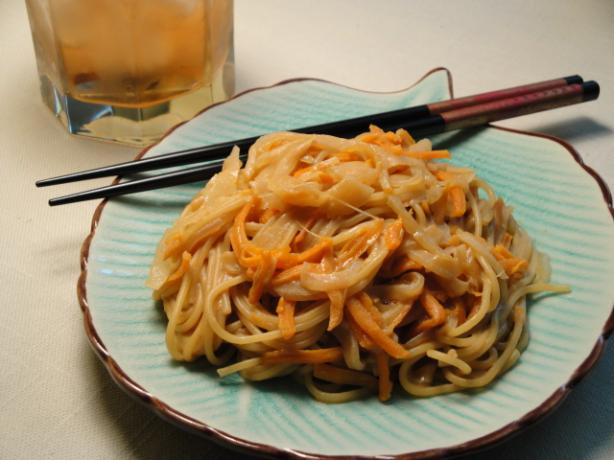 Chinese Lo Mein With Peanut Butter Sauce. Photo by Debbwl