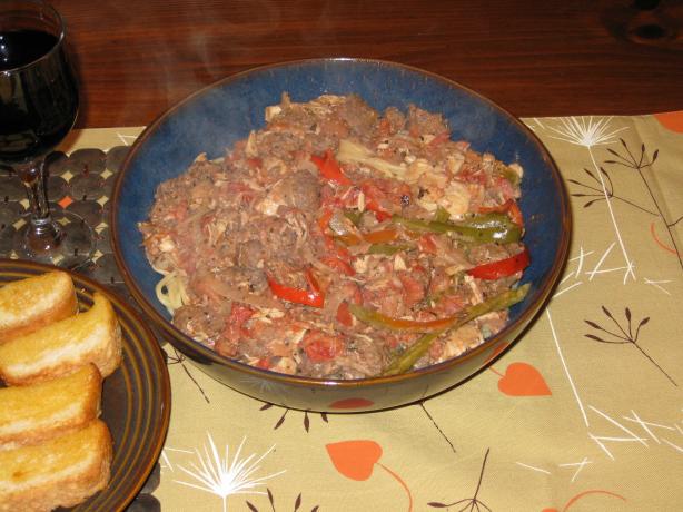 Spaghetti Con Pollo, Salsiccia, E Peperone. Photo by Slim PA