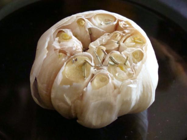 Rosemary Roasted Garlic. Photo by littlemafia