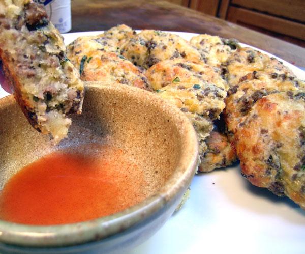 Cheese and Squeeze [ Cheddar and Beef ] Biscuit Balls. Photo by Rinshinomori