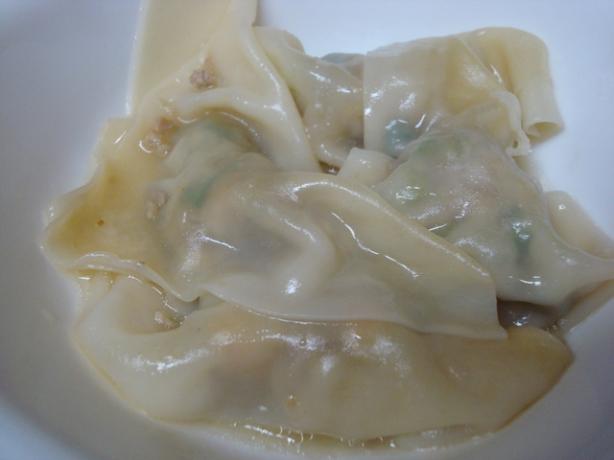 Boiled Shrimp and Pork Dumplings. Photo by Starrynews