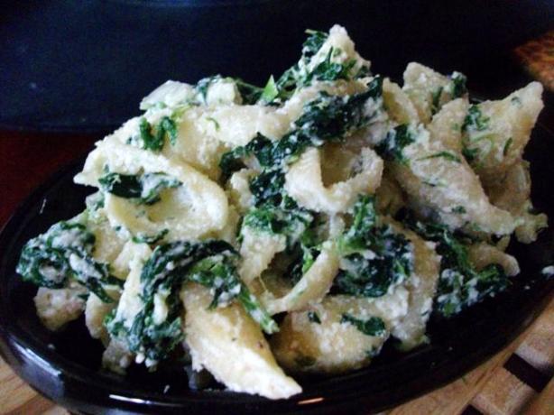 Pasta and Spinach With Ricotta and Herbs. Photo by 2Bleu