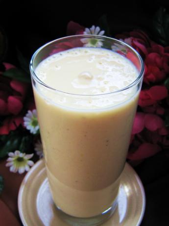 Easy Banana Peach Smoothie. Photo by Annacia