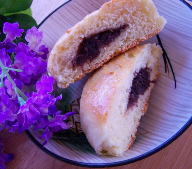 Anman - Steamed Buns With Azuki (Sweet Red Bean) Paste. Photo by kittycatmom