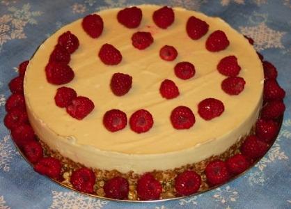 Lemony Cheesecake With Berry Sauce (Raw Vegan). Photo by Debra1113